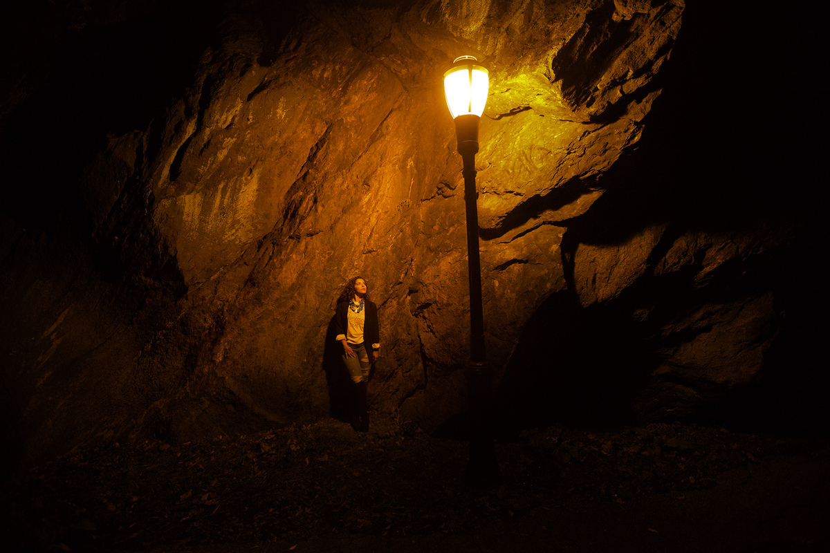 Mulher posando em paredão de pedra em Nova York.  Ensaio feito pelo fotógrafo brasileiro Rafael Ohana