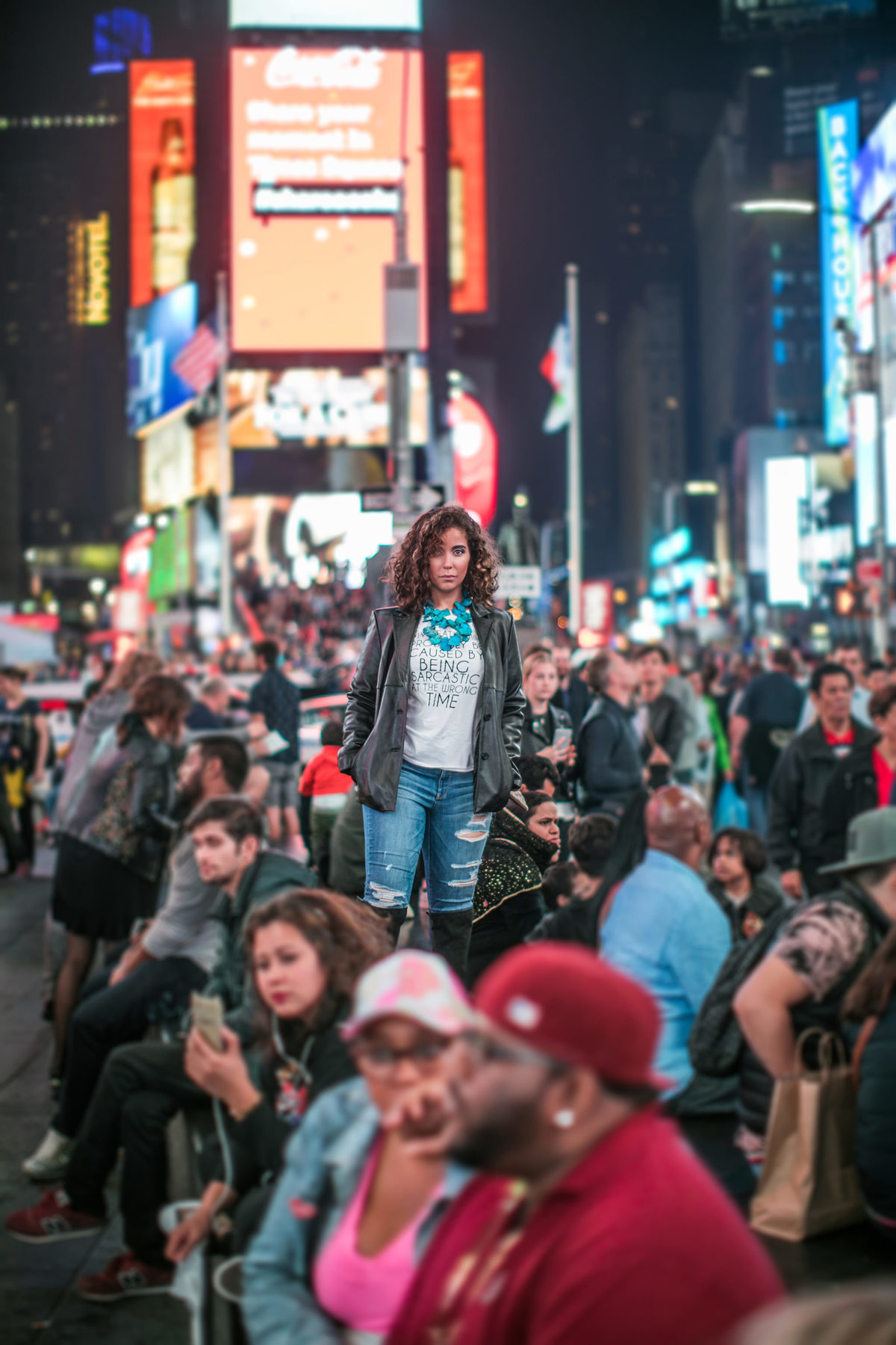 Mulher posando na Times Square em Nova York.  Ensaio feito pelo fotógrafo brasileiro Rafael Ohana