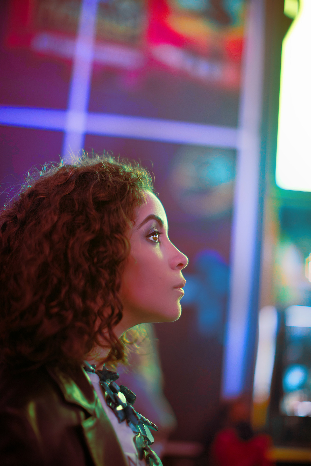 Mulher posando na Times Square em Nova York.  Ensaio feito pelo fotógrafo brasileiro Rafael Ohana