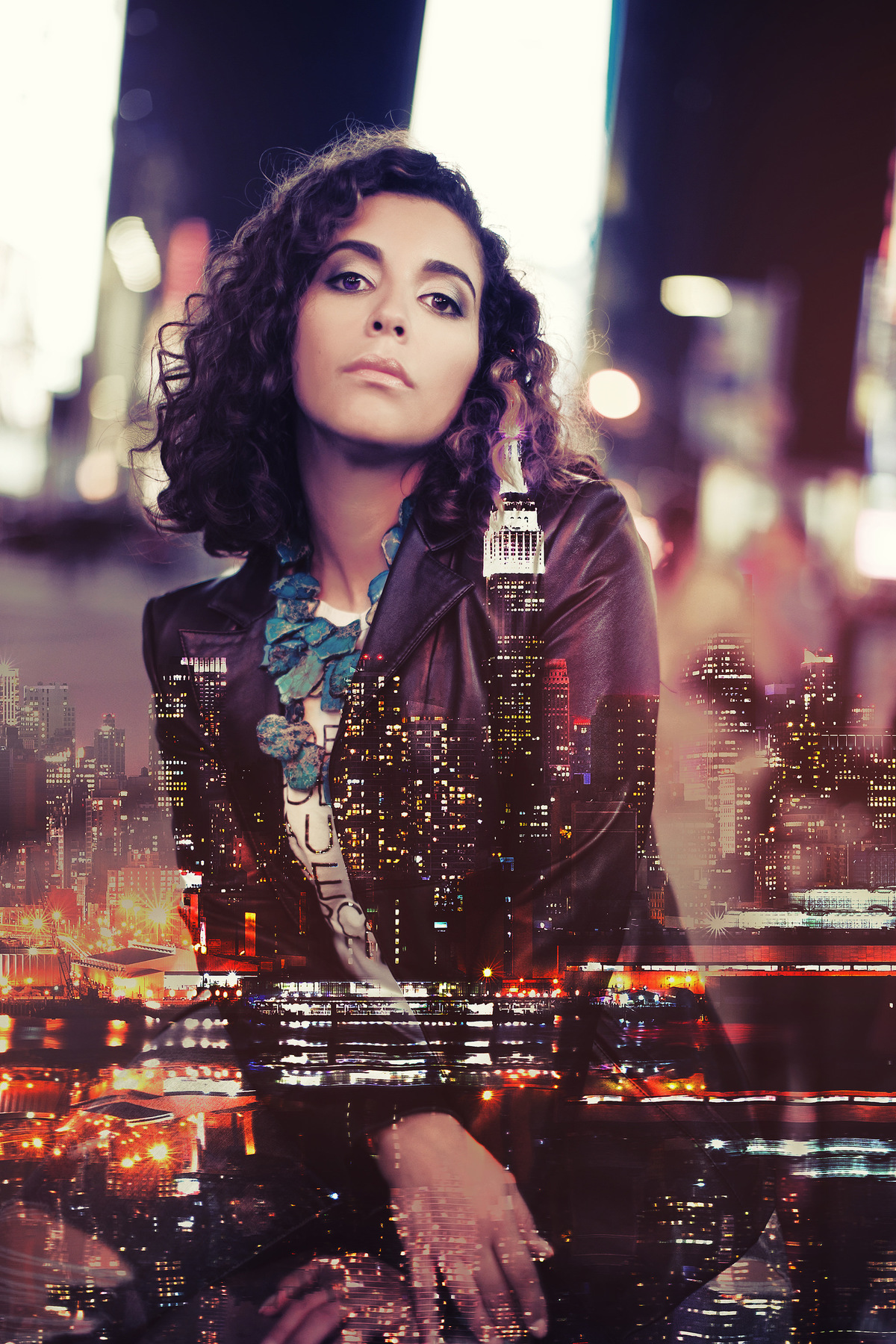 Mulher posando na Times Square em Nova York.  Ensaio feito pelo fotógrafo brasileiro Rafael Ohana