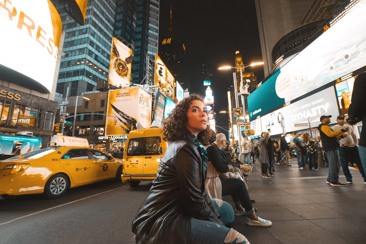 Mulher posando na Times Square em Nova York.  Ensaio feito pelo fotógrafo brasileiro Rafael Ohana