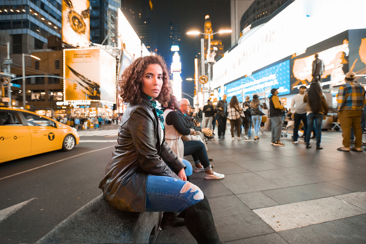 Mulher posando na Times Square em Nova York.  Ensaio feito pelo fotógrafo brasileiro Rafael Ohana