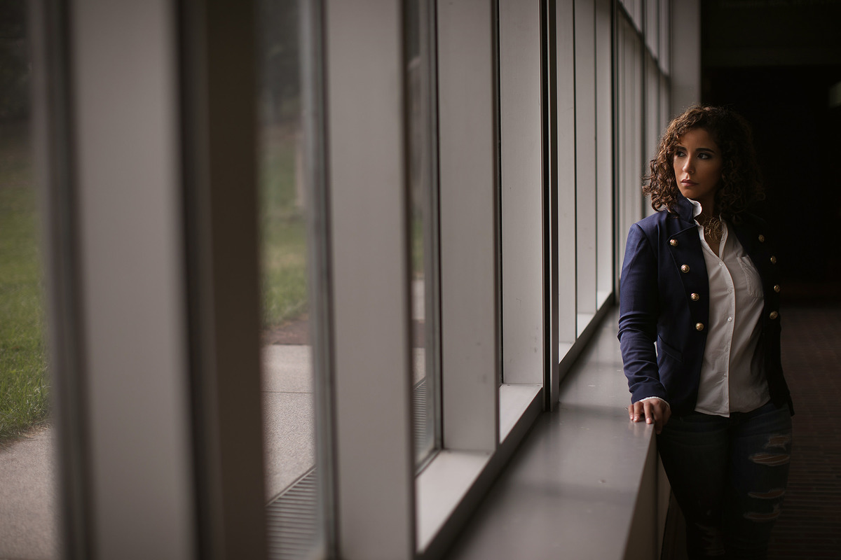 Mulher posando perto de janelas no Metropolitan Museum em Nova York. Ensaio feito pelo fotógrafo brasileiro Rafael Ohana