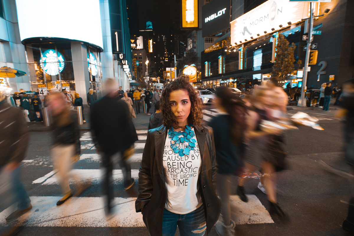 Mulher posando na Times Square em Nova York.  Ensaio feito pelo fotógrafo brasileiro Rafael Ohana