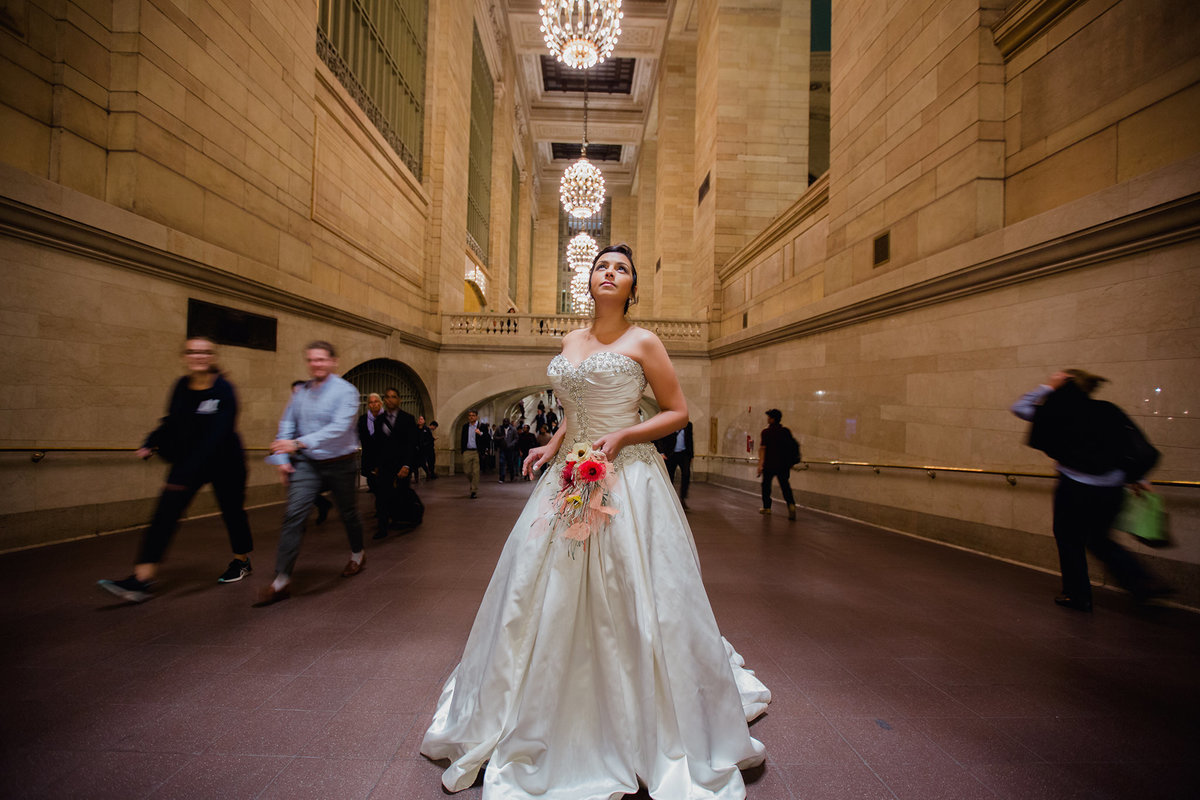 Noiva posando em nova york em ensaio de casamento. Foto feita pelo fotografo de casamento Rafael Ohana