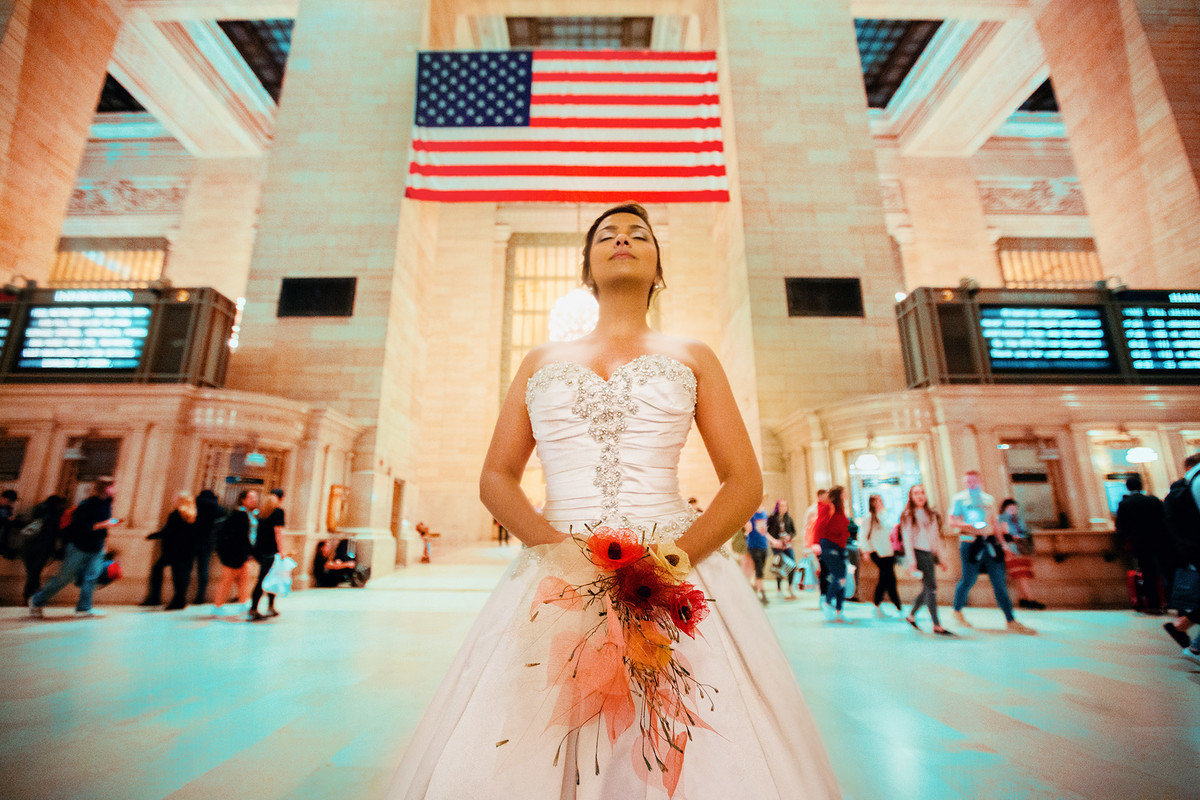 Noiva posando em nova york em ensaio de casamento. Foto feita pelo fotografo de casamento Rafael Ohana