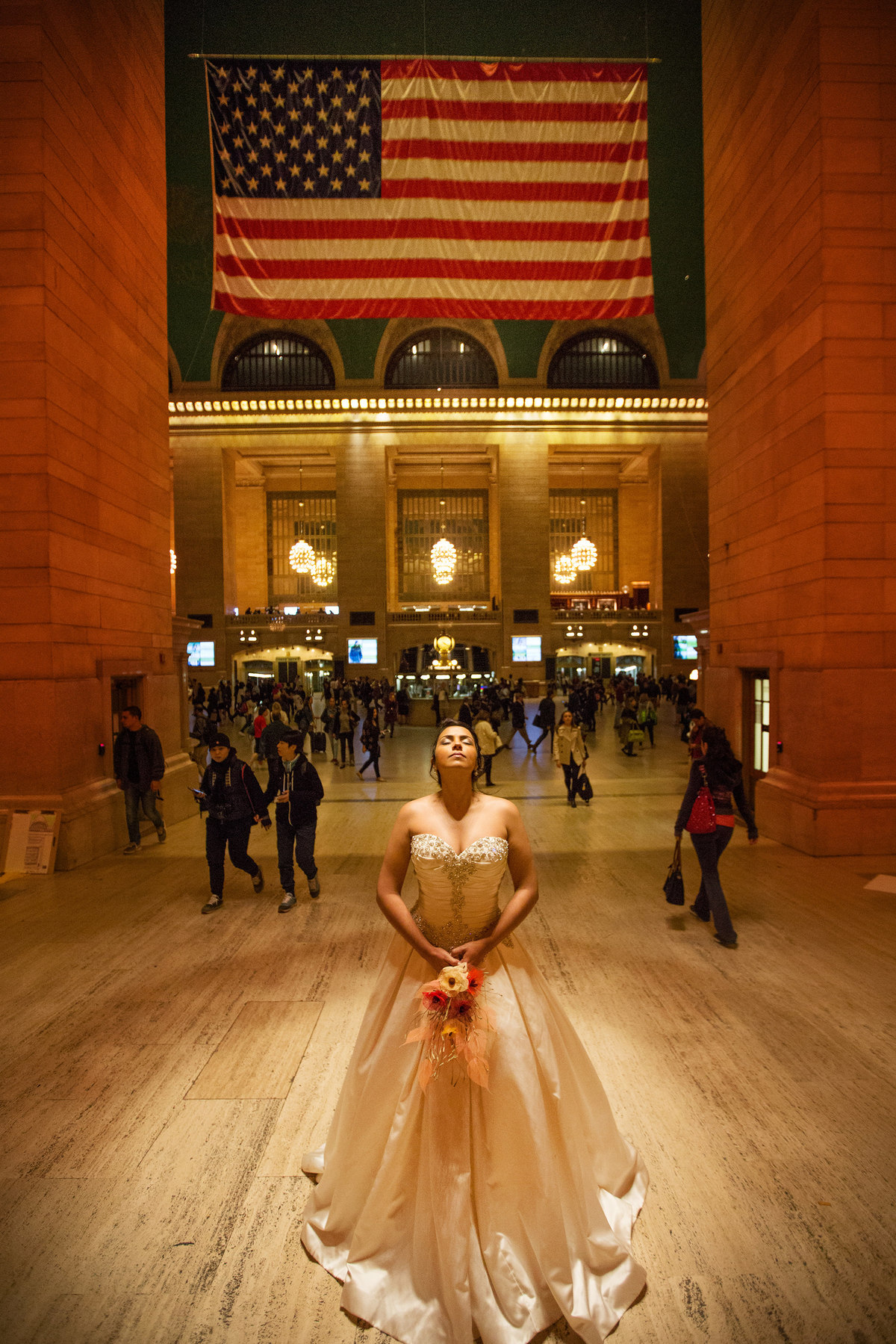 Noiva posando em nova york em ensaio de casamento. Foto feita pelo fotografo de casamento Rafael Ohana