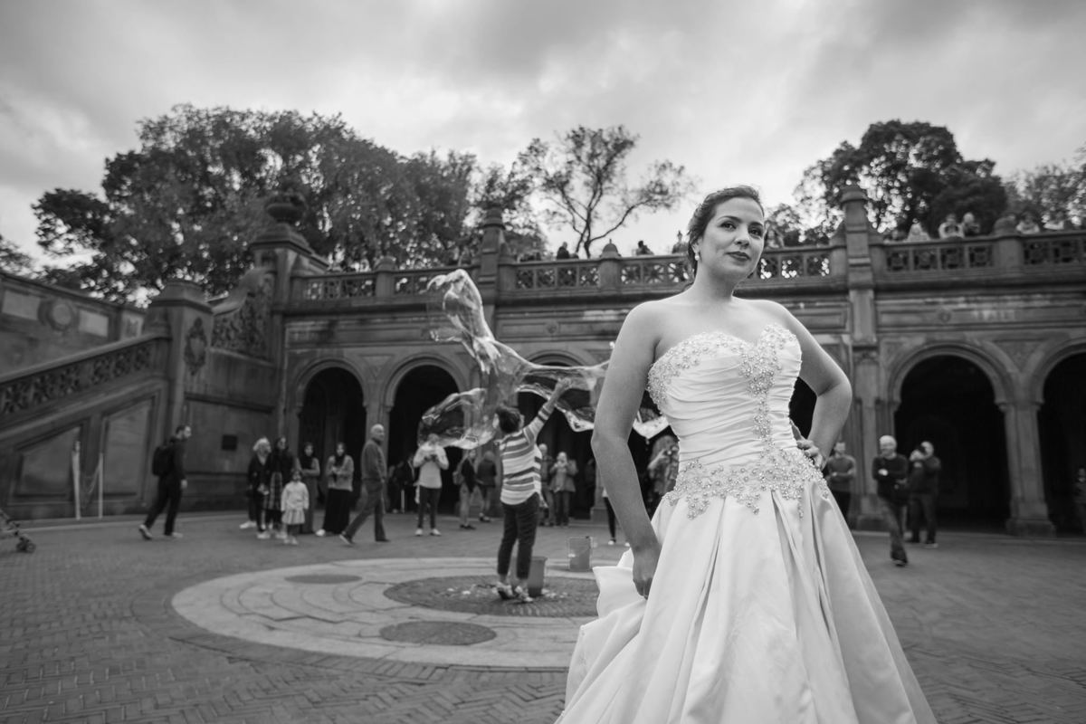 Noiva posando em nova york em ensaio de casamento. Foto feita pelo fotografo de casamento Rafael Ohana