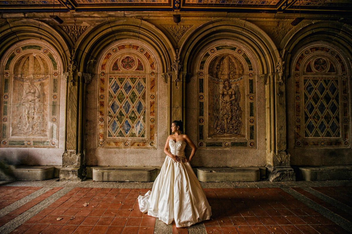 Noiva posando em nova york em ensaio de casamento. Foto feita pelo fotografo de casamento Rafael Ohana