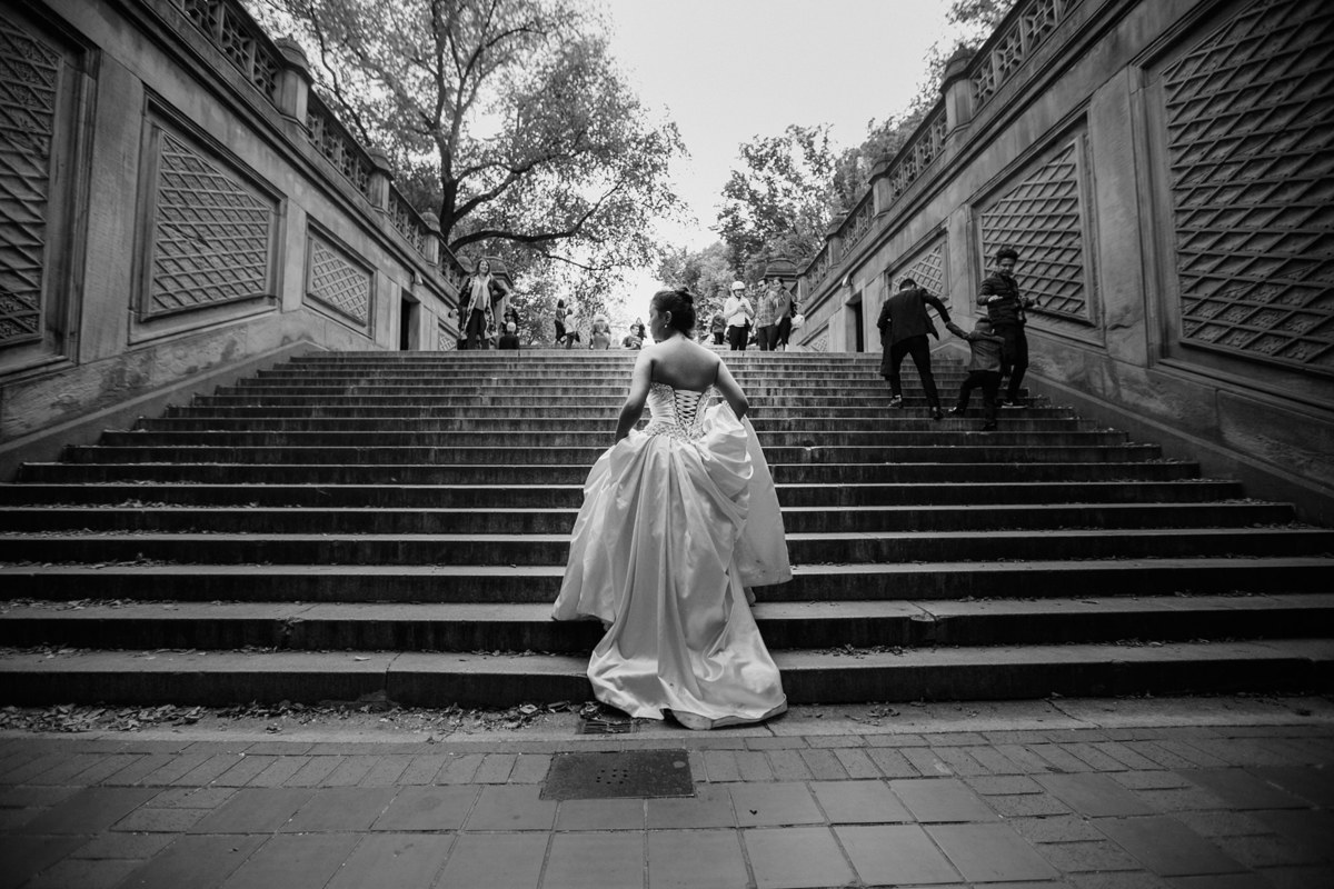 Noiva posando em nova york em ensaio de casamento. Foto feita pelo fotografo de casamento Rafael Ohana