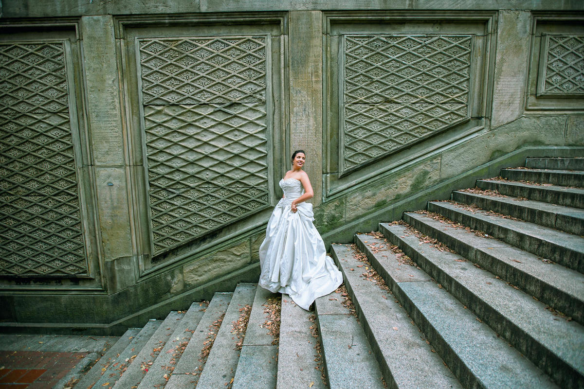 Noiva posando em nova york em ensaio de casamento. Foto feita pelo fotografo de casamento Rafael Ohana