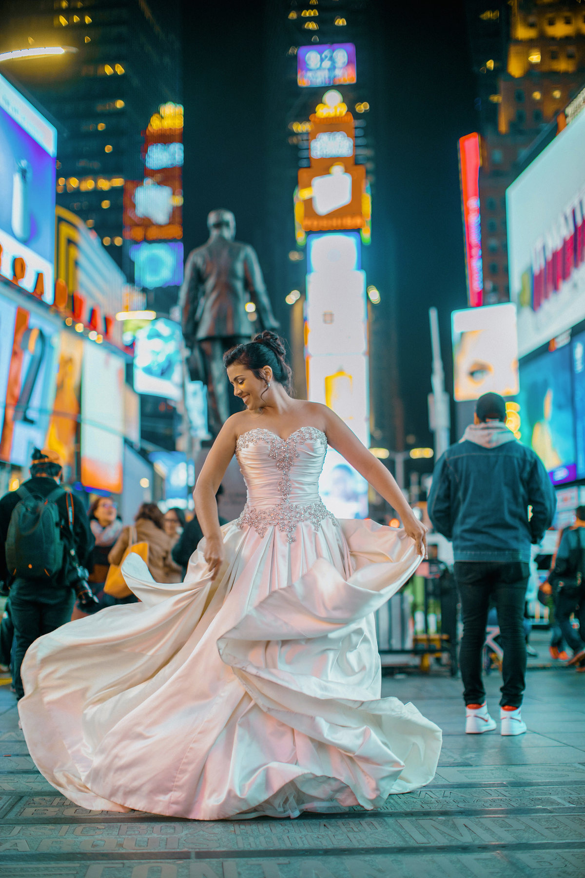 Noiva posando na Times Square em Manhattan. Foto feita pelo fotografo de casamento Rafael Ohana