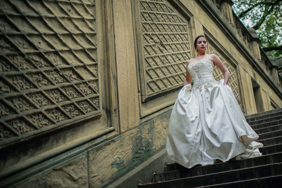 Noiva posando em nova york em ensaio de casamento. Foto feita pelo fotografo de casamento Rafael Ohana