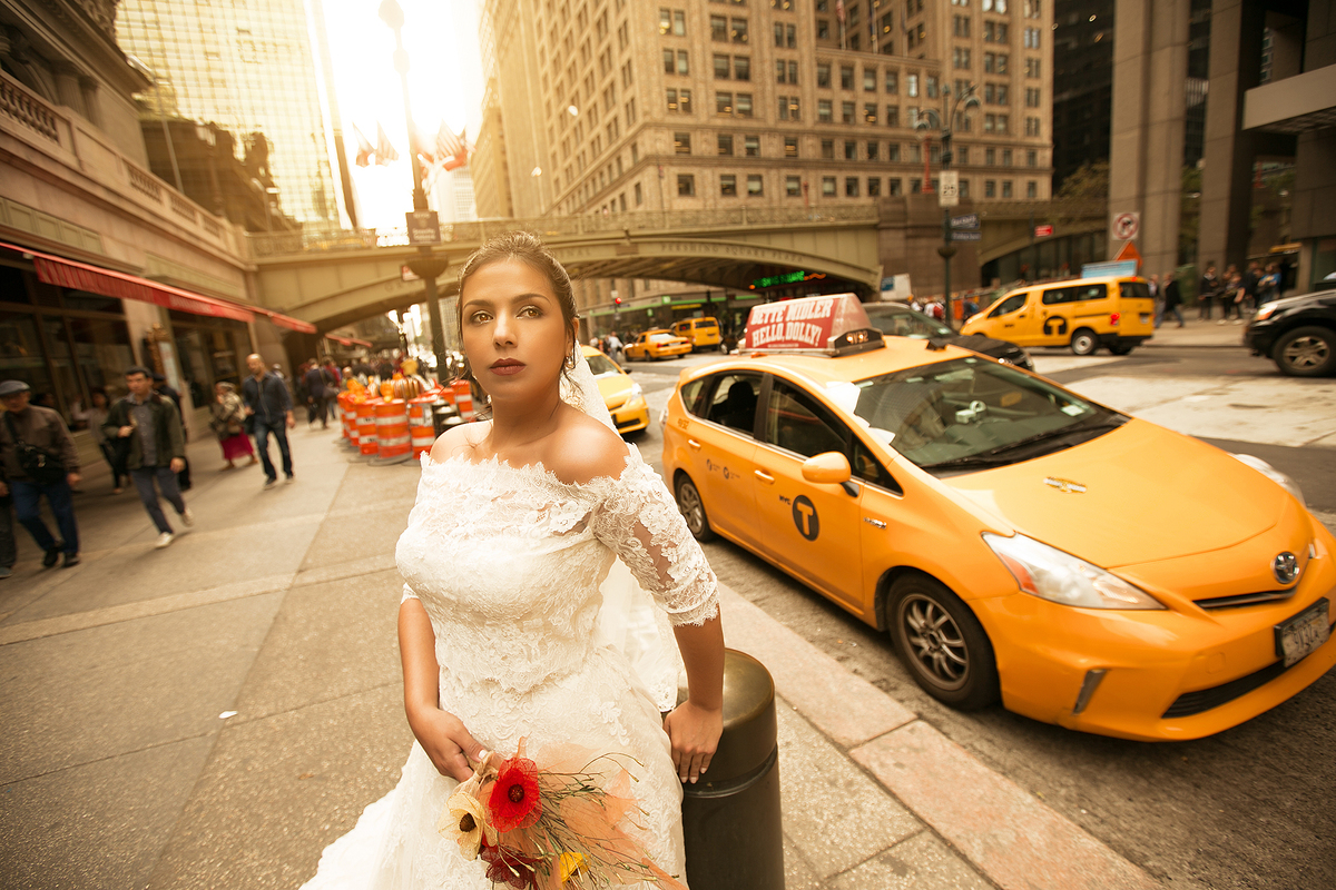 Noiva posando em nova york em ensaio de casamento. Foto feita pelo fotografo de casamento Rafael Ohana