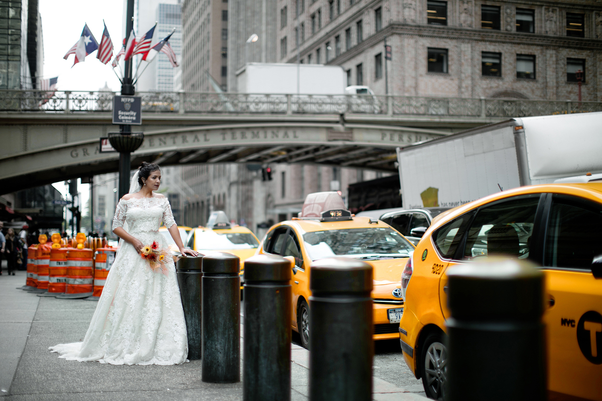 Noiva posando em nova york em ensaio de casamento. Foto feita pelo fotografo de casamento Rafael Ohana
