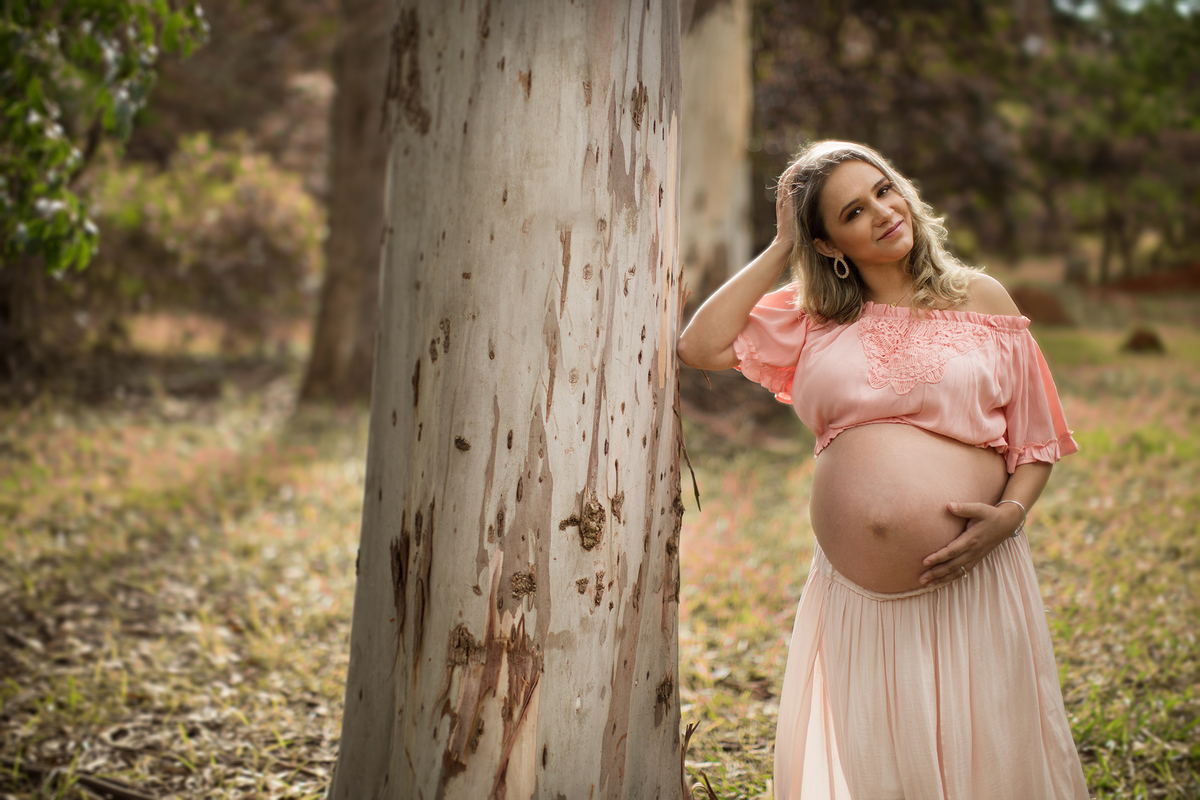 grávida encostada em árvore no parque olhos dagua em brasilia-df.Fotofeita pelo fotógrafo Rafael Ohana fotógrafo de gestante em brasília.