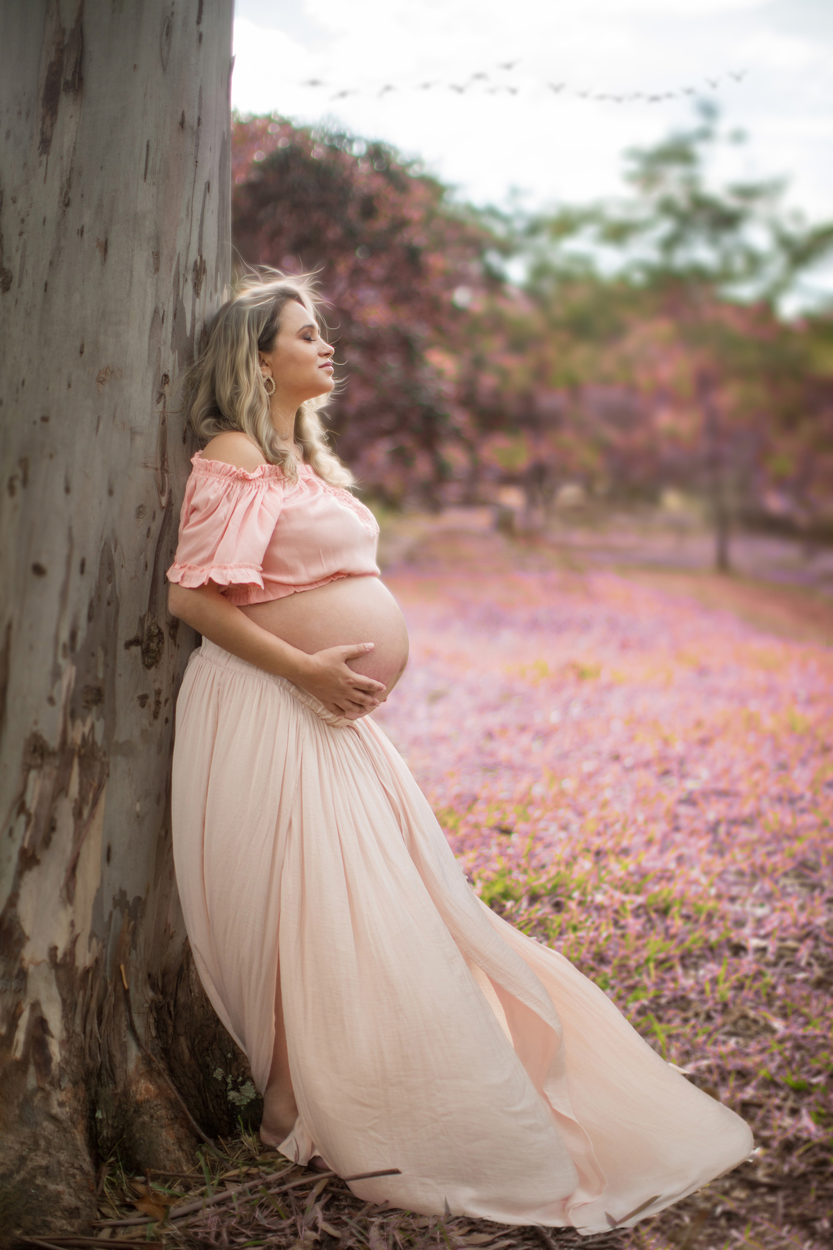 Grávida encostada em arvore no parque olhos dagua em Brasília-DF. Fotofeita pelo fotógrafo Rafael Ohana fotógrafo de gestante em brasília.
