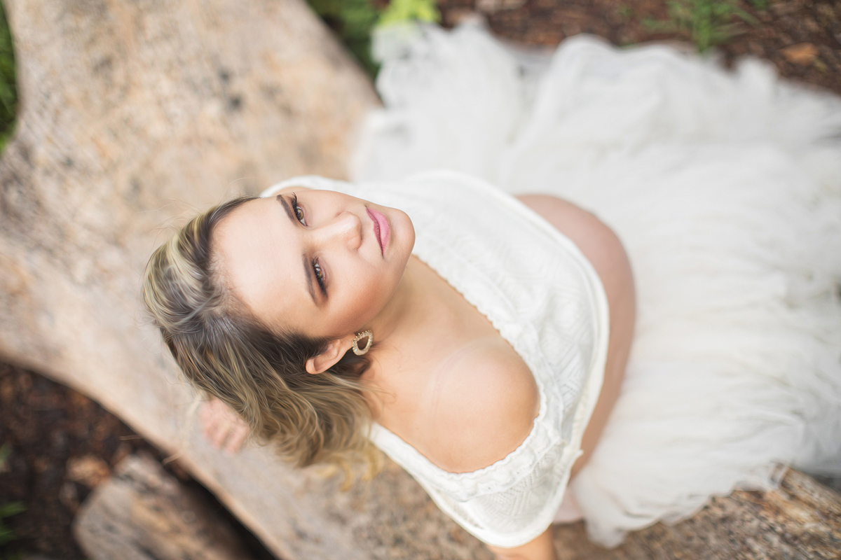 Grávida olhando para cima em parque olhos dagua em brasília-df. Fotofeita pelo fotógrafo Rafael Ohana fotógrafo de gestante em brasília. 