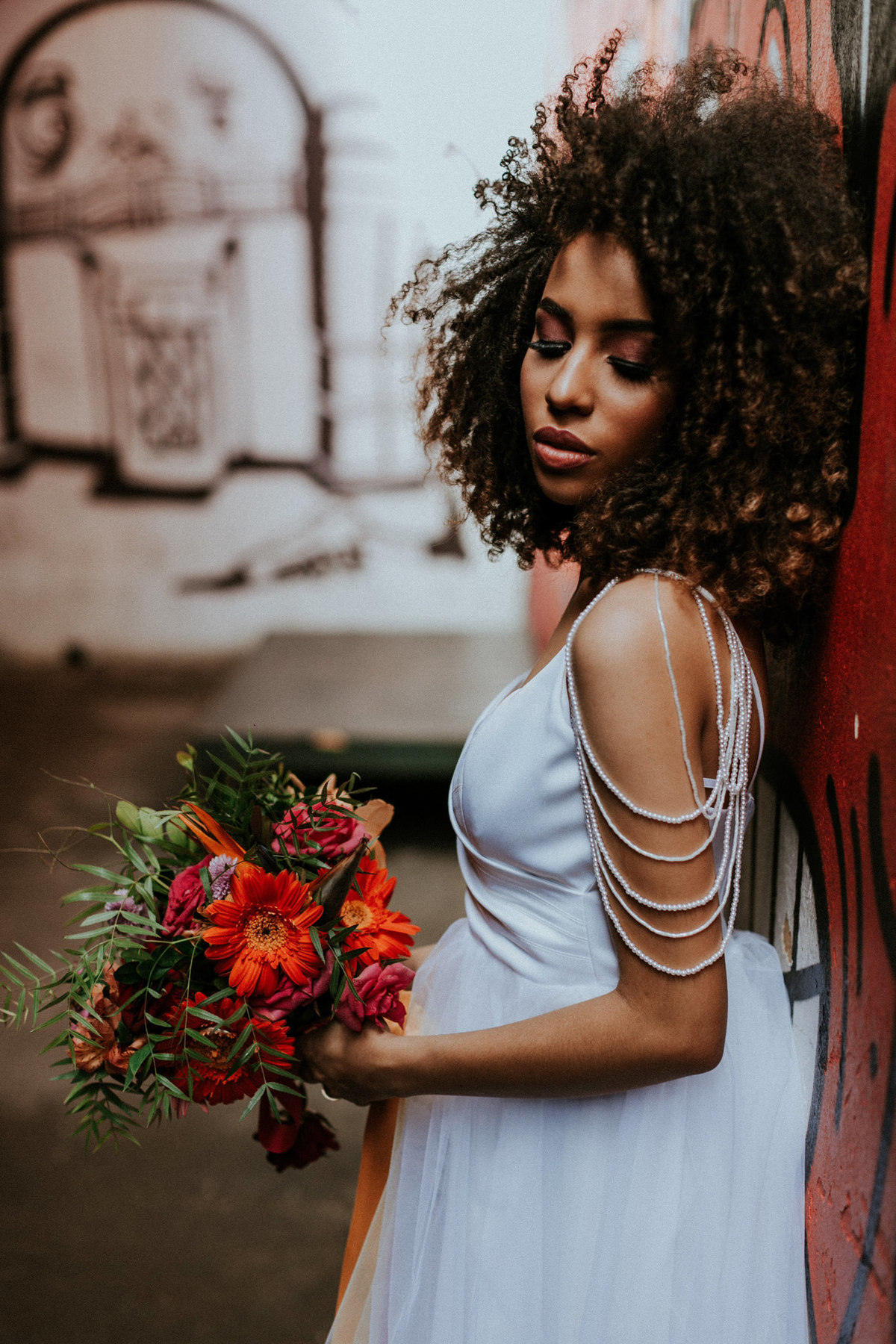 Noiva dramatica segurando buquê. Foto feita pelo fotografo de bodas Rafael Ohana em Brasilia