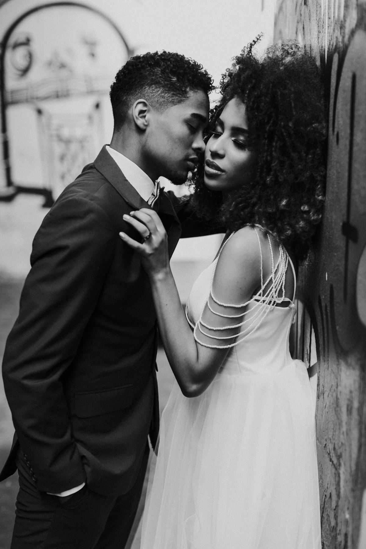 Noivos se beijando em preto e branco. Foto feita pelo fotografo de bodas Rafael Ohana em Brasilia