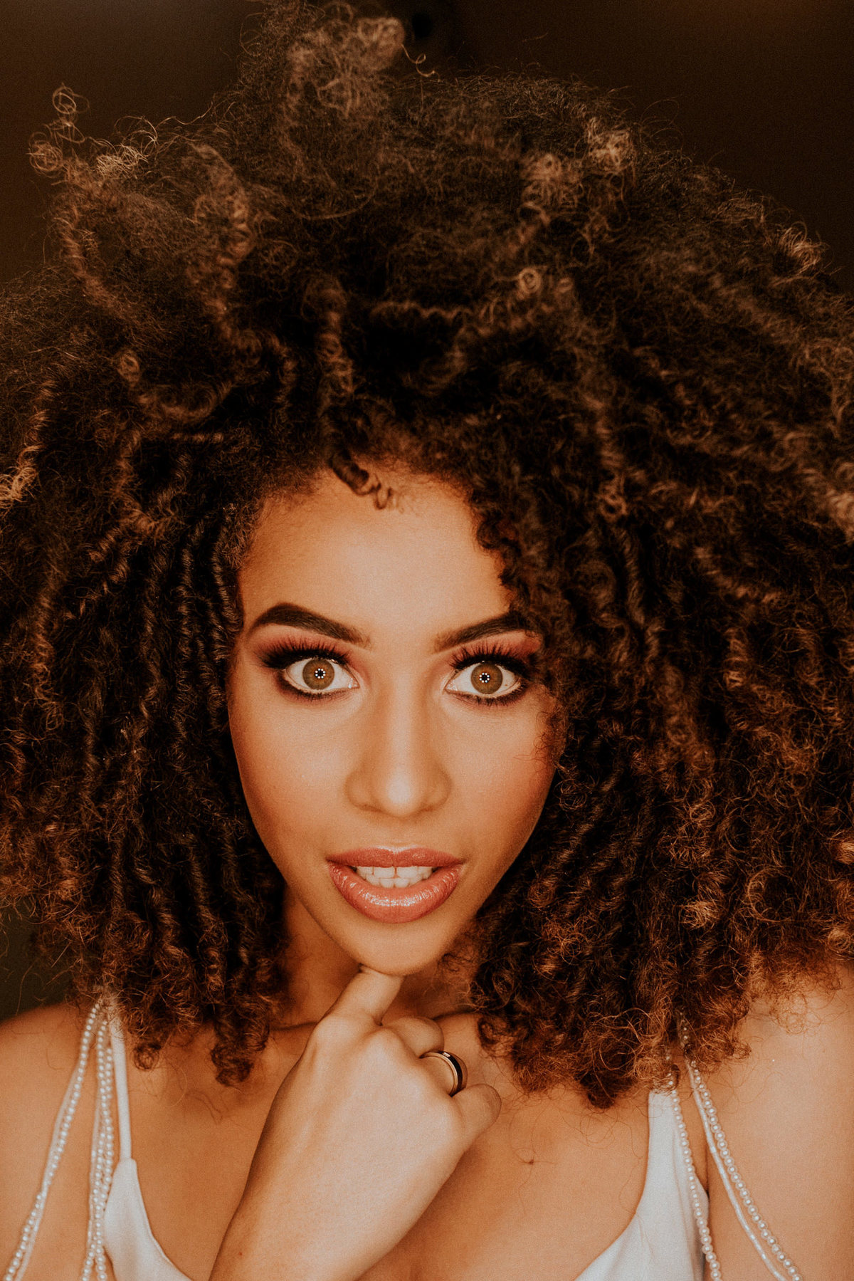 Retrato de noiva afro descendente black power feito pelo fotógrafo Rafael Ohana no teatro Dulcina em Brasilia.