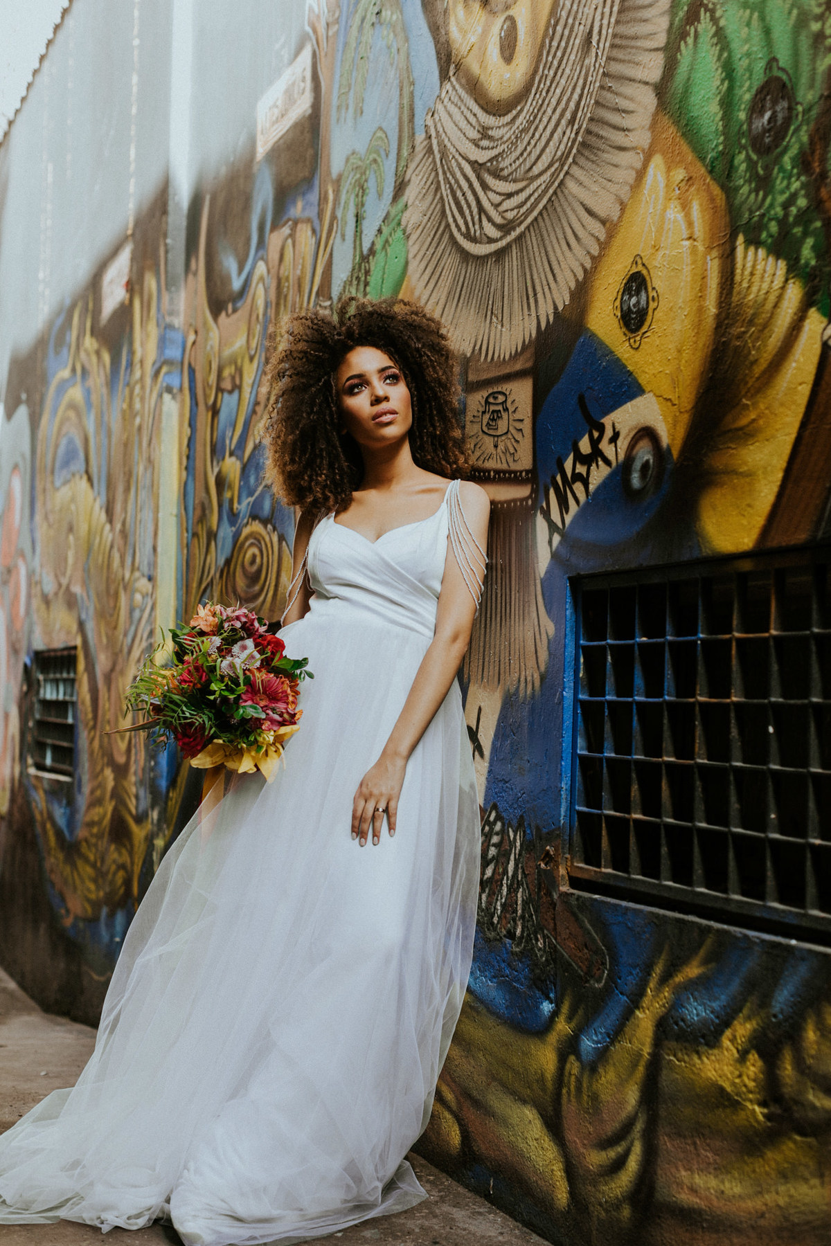 Noiva encostada em parede de grafitti. Foto feita pelo fotografo de bodas Rafael Ohana em Brasilia
