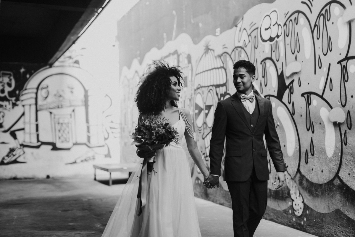 Noivos passeando pelo Conic. Foto feita pelo fotografo de bodas Rafael Ohana em Brasilia