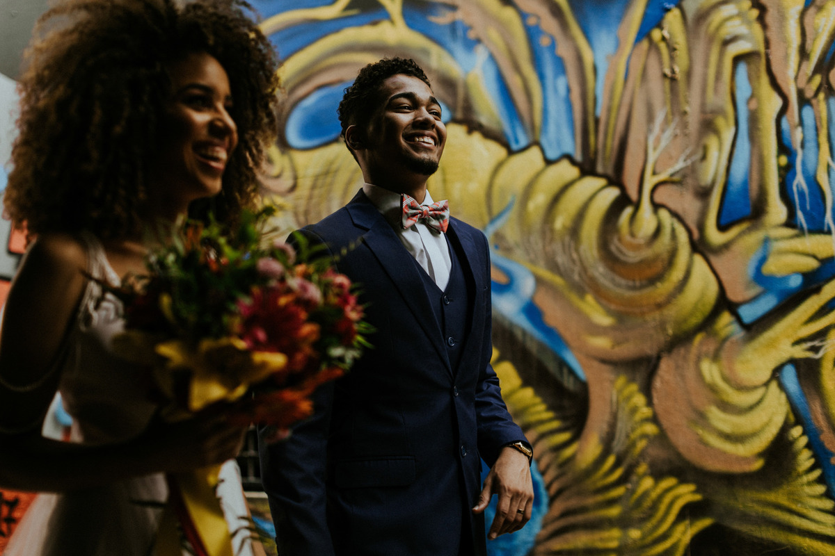 Noivos passeando pelo Conic em Brasilia, Foto feita pelo fotografo de bodas Rafael Ohana em Brasilia