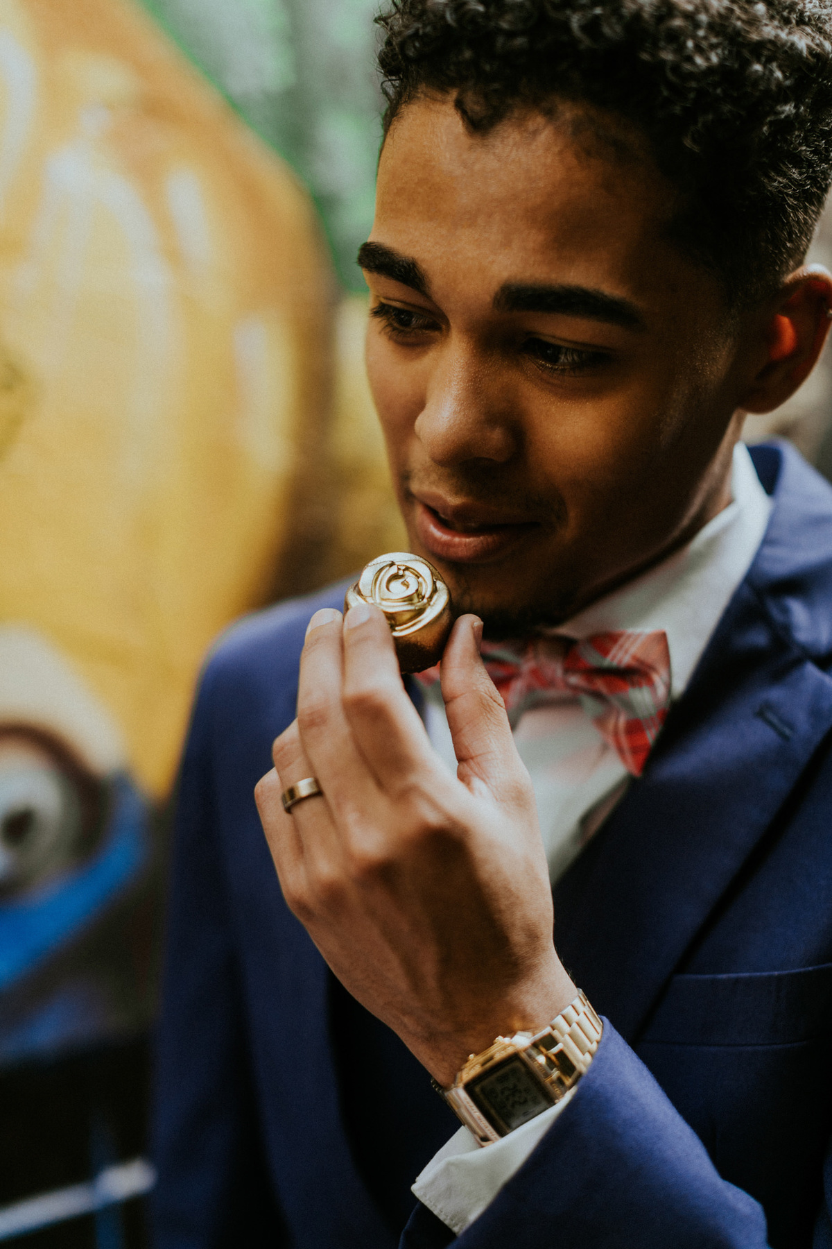 Noivo comendo doce de casamento. Foto feita pelo fotografo de bodas Rafael Ohana em Brasilia