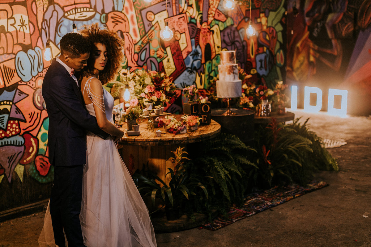 Noivo abraçando noiva em nicho de casamento com pegada hiphop. Foto feita pelo fotografo de bodas Rafael Ohana em Brasilia