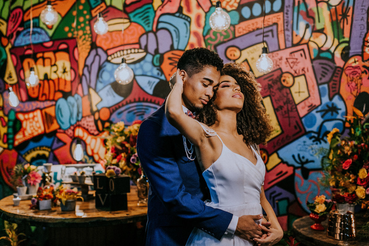 Noivo abraçando noiva em nicho de casamento com pegada hiphop. Foto feita pelo fotografo de bodas Rafael Ohana em Brasilia