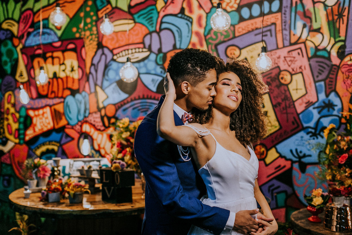 Noivo abraçando noiva em nicho de casamento com pegada hiphop. Foto feita pelo fotografo de bodas Rafael Ohana em Brasilia