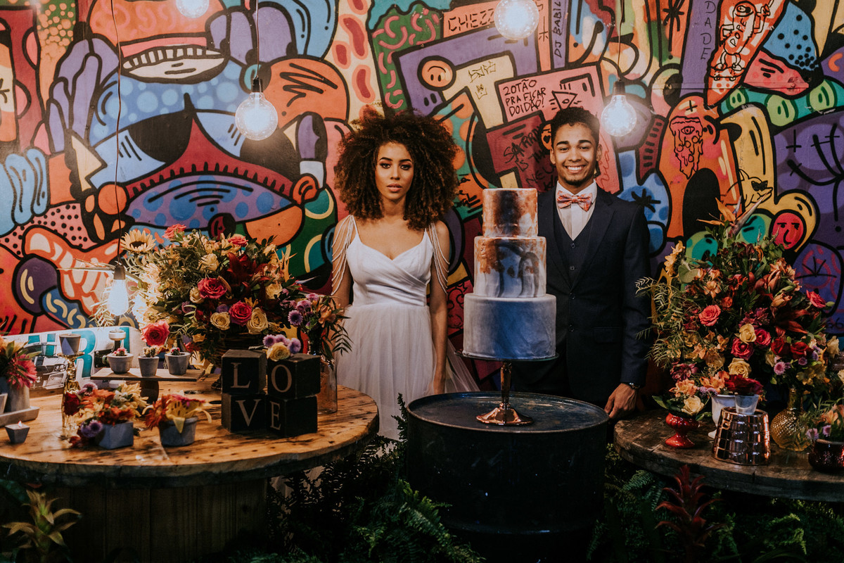 Noivos posando de frente em ambiente underground. Foto feita pelo fotografo de bodas Rafael Ohana em Brasilia