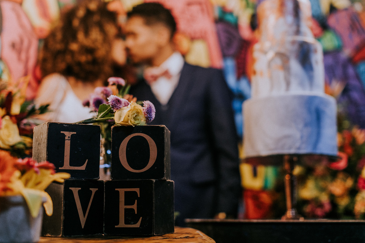 Noivo abraçando noiva em nicho de casamento com pegada hiphop. Foto feita pelo fotografo de bodas Rafael Ohana em Brasilia