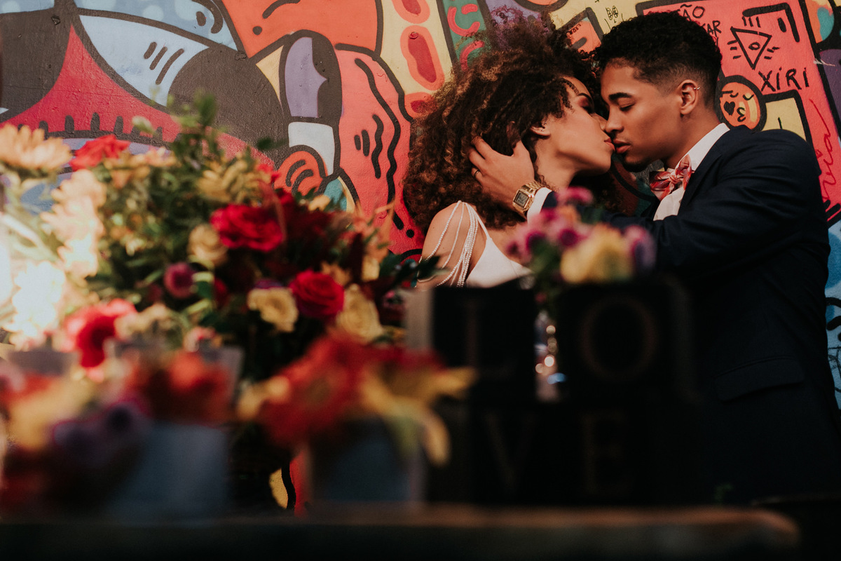 Noivo abraçando noiva em nicho de casamento com pegada hiphop. Foto feita pelo fotografo de bodas Rafael Ohana em Brasilia