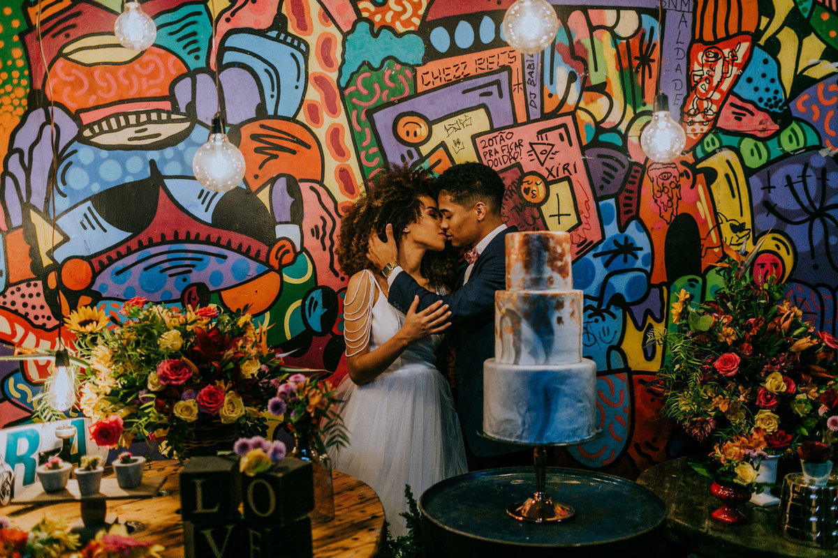 Noivo abraçando noiva em nicho de casamento com pegada hiphop. Foto feita pelo fotografo de bodas Rafael Ohana em Brasilia