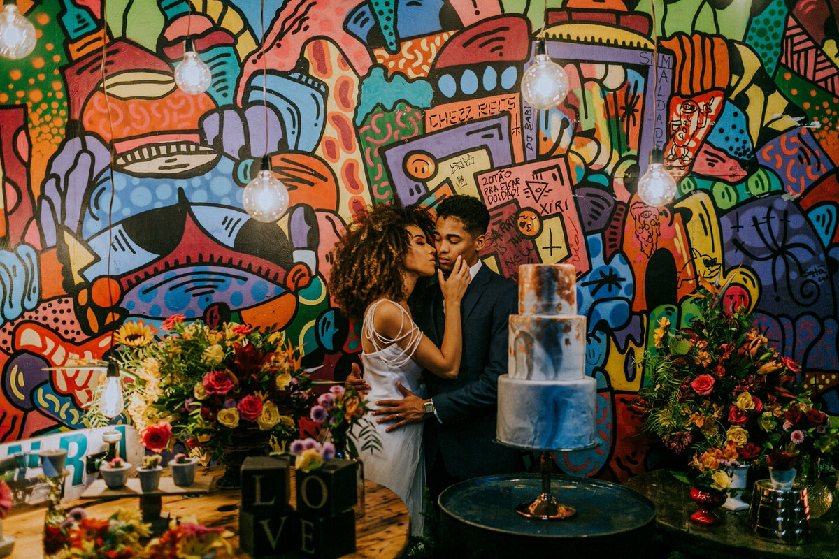 Noivo abraçando noiva em nicho de casamento com pegada hiphop. Foto feita pelo fotografo de bodas Rafael Ohana em Brasilia