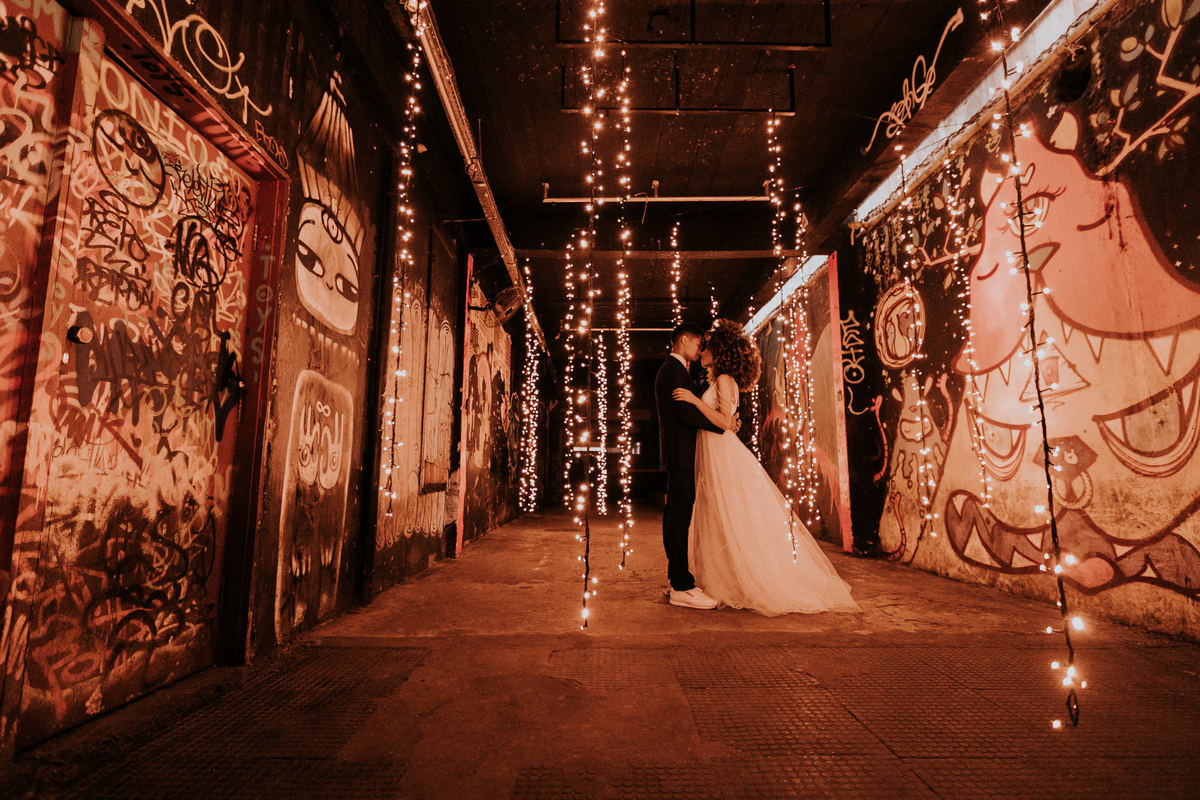 Noivos se amando no meio de luzes de led.