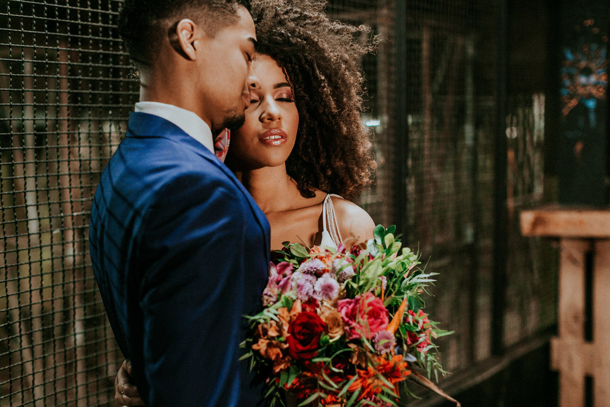 Ensaio de noivos afro descendentes no teatro Dulcina no Conic. Fotografado pelo fotográfo de casamento Rafael Ohana.