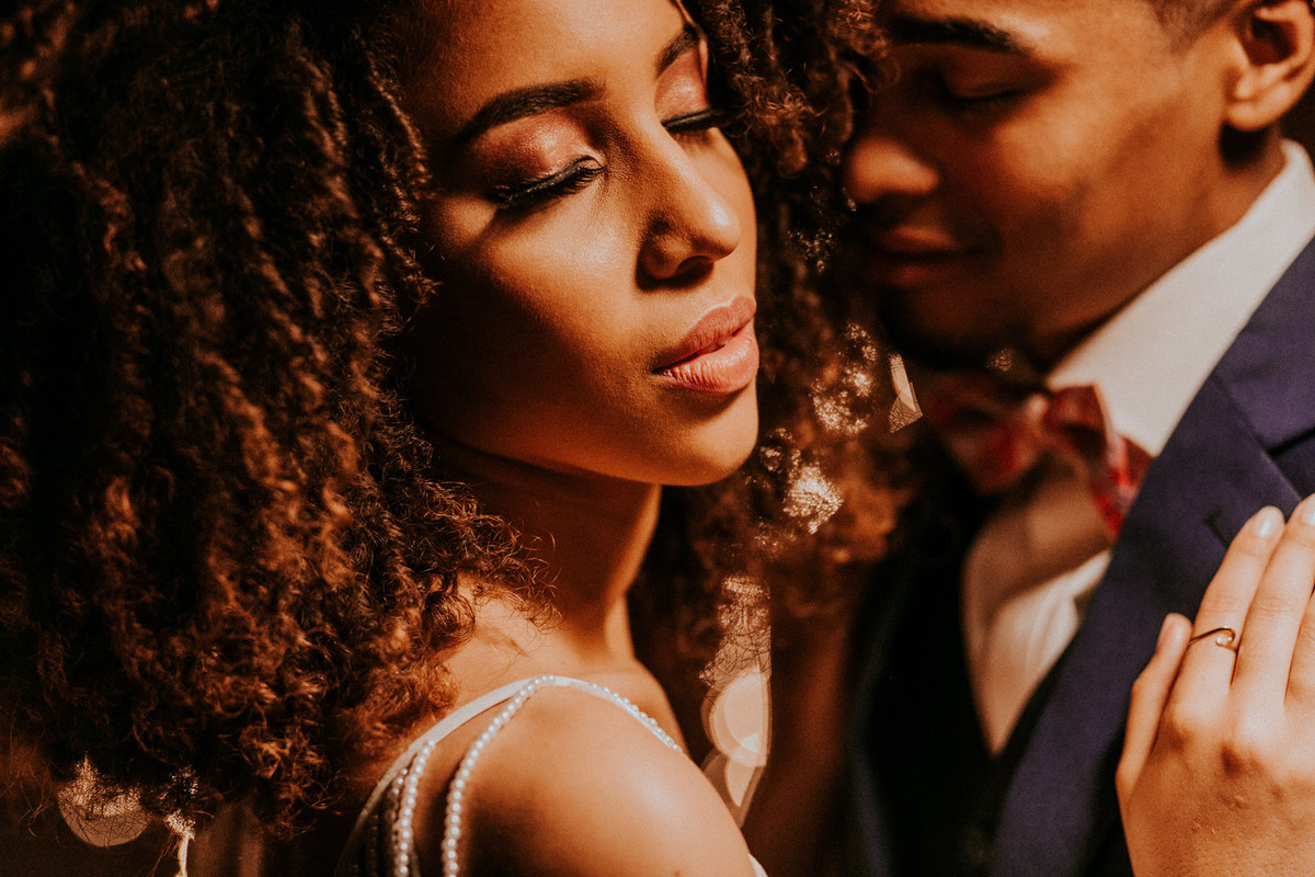 Casal de noivos se abraçando. Foto feita pelo fotografo de bodas Rafael Ohana em Brasilia