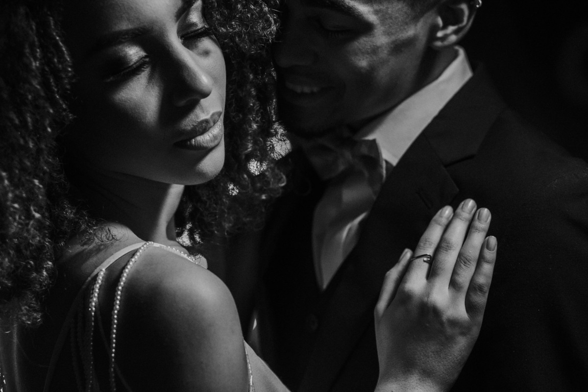 Casal de noivos se amando. Foto feita pelo fotografo de bodas Rafael Ohana em Brasilia