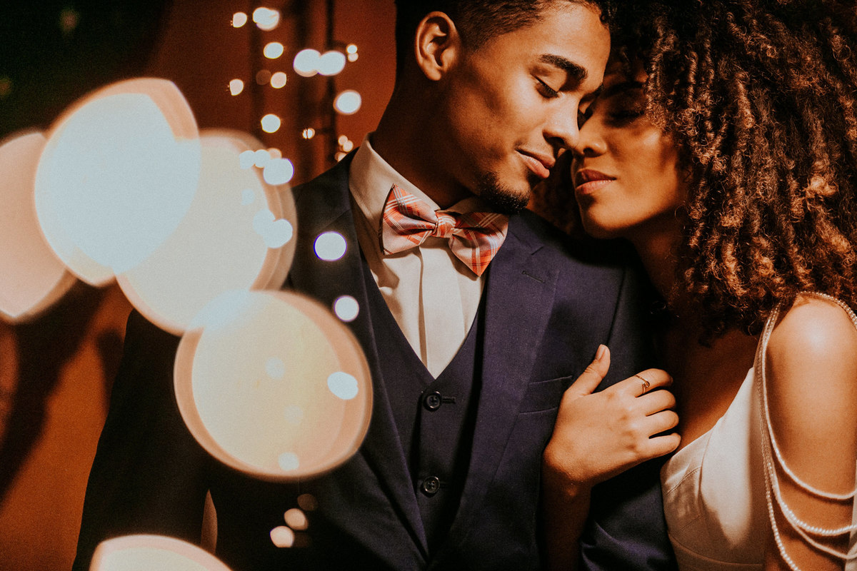 Casl de noivos se abraçando com cortinas de led. Foto feita pelo fotografo de bodas Rafael Ohana em Brasilia