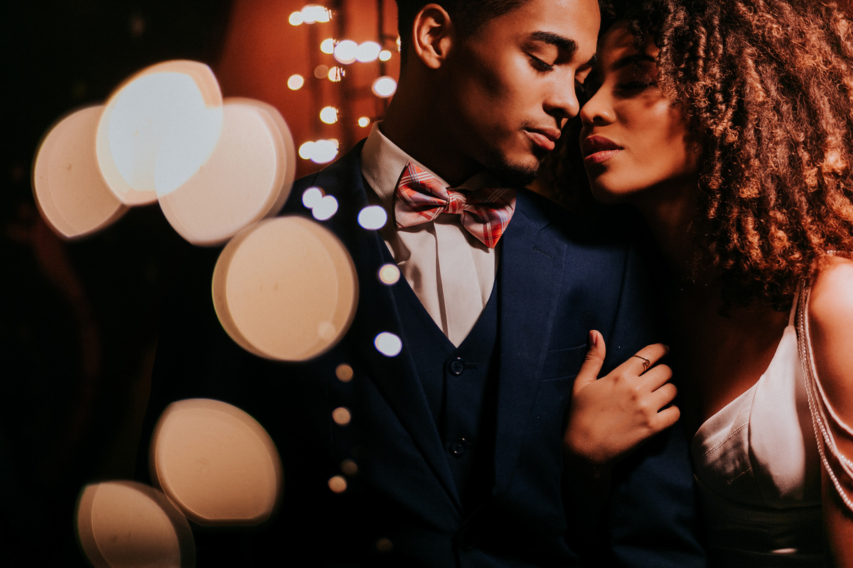 Casal de noivos se amando perto de cortina de led. Foto feita pelo fotografo de bodas Rafael Ohana em Brasilia