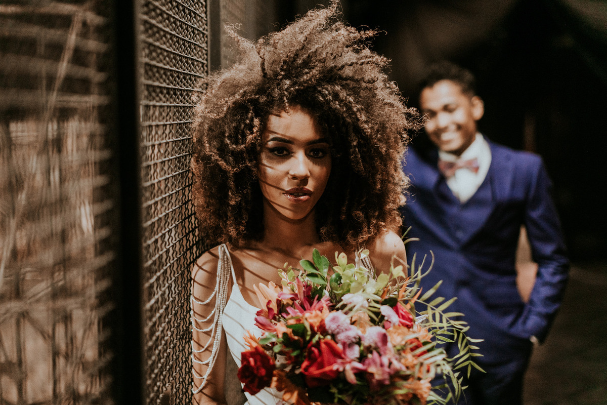 Ensaio de noivos afro descendentes no teatro Dulcina no Conic. Fotografado pelo fotográfo de casamento Rafael Ohana.