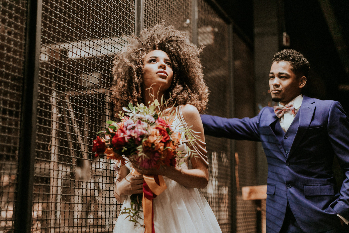 Ensaio de noivos afro descendentes no teatro Dulcina no Conic. Fotografado pelo fotográfo de casamento Rafael Ohana.