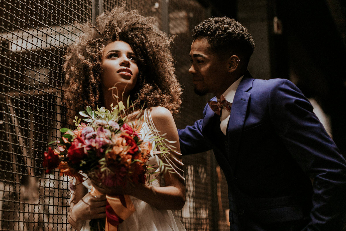 Ensaio de noivos afro descendentes no teatro Dulcina no Conic. Fotografado pelo fotográfo de casamento Rafael Ohana.