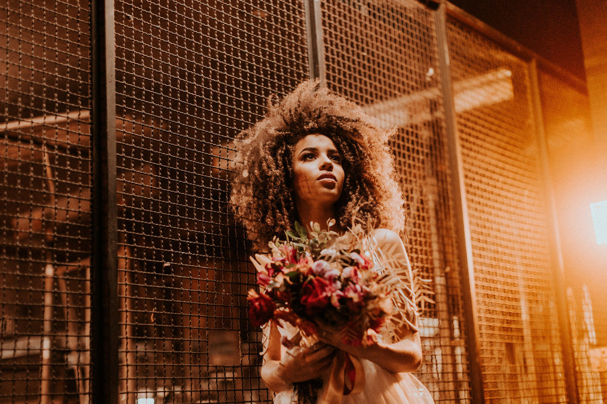 Ensaio de noivos afro descendentes no teatro Dulcina no Conic. Fotografado pelo fotográfo de casamento Rafael Ohana.