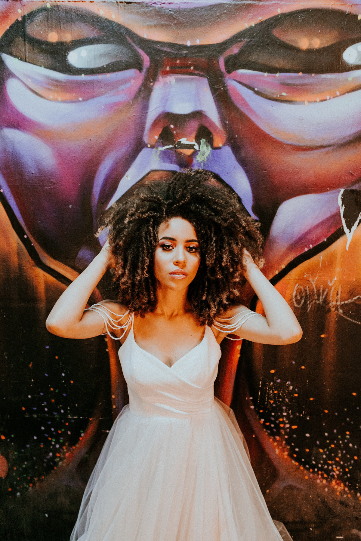 Ensaio de noivos afro descendentes no teatro Dulcina no Conic. Fotografado pelo fotográfo de casamento Rafael Ohana.