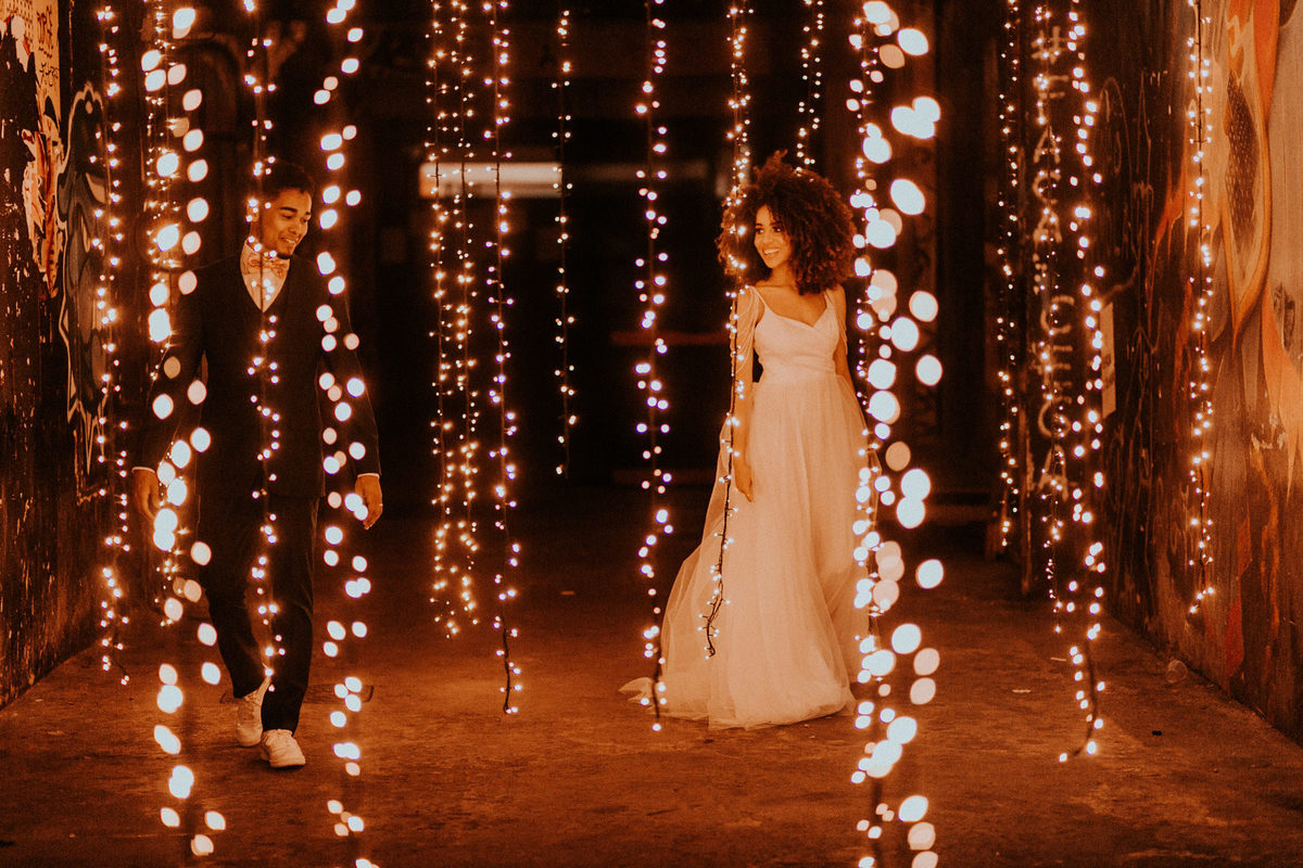 Ensaio de noivos afro descendentes no teatro Dulcina no Conic. Fotografado pelo fotográfo de casamento Rafael Ohana.