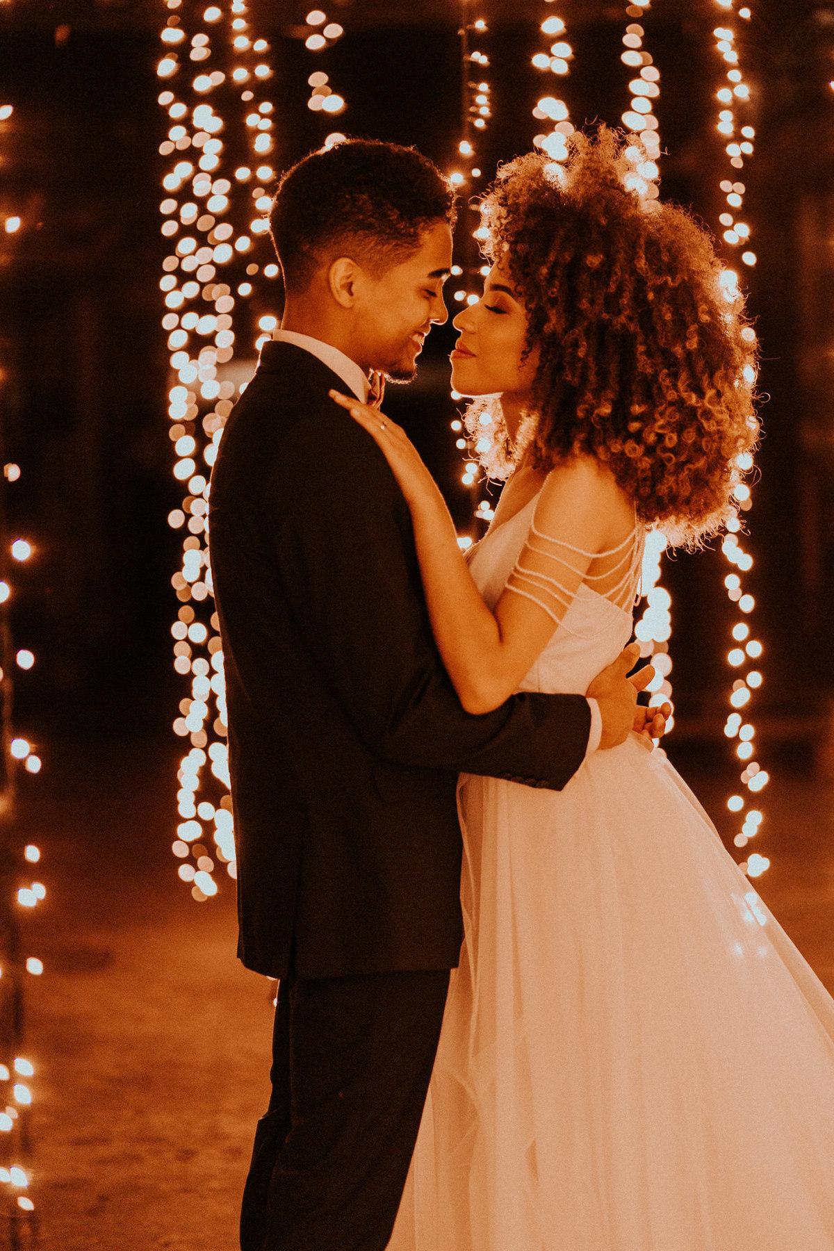 Ensaio de noivos afro descendentes no teatro Dulcina no Conic. Fotografado pelo fotográfo de casamento Rafael Ohana.